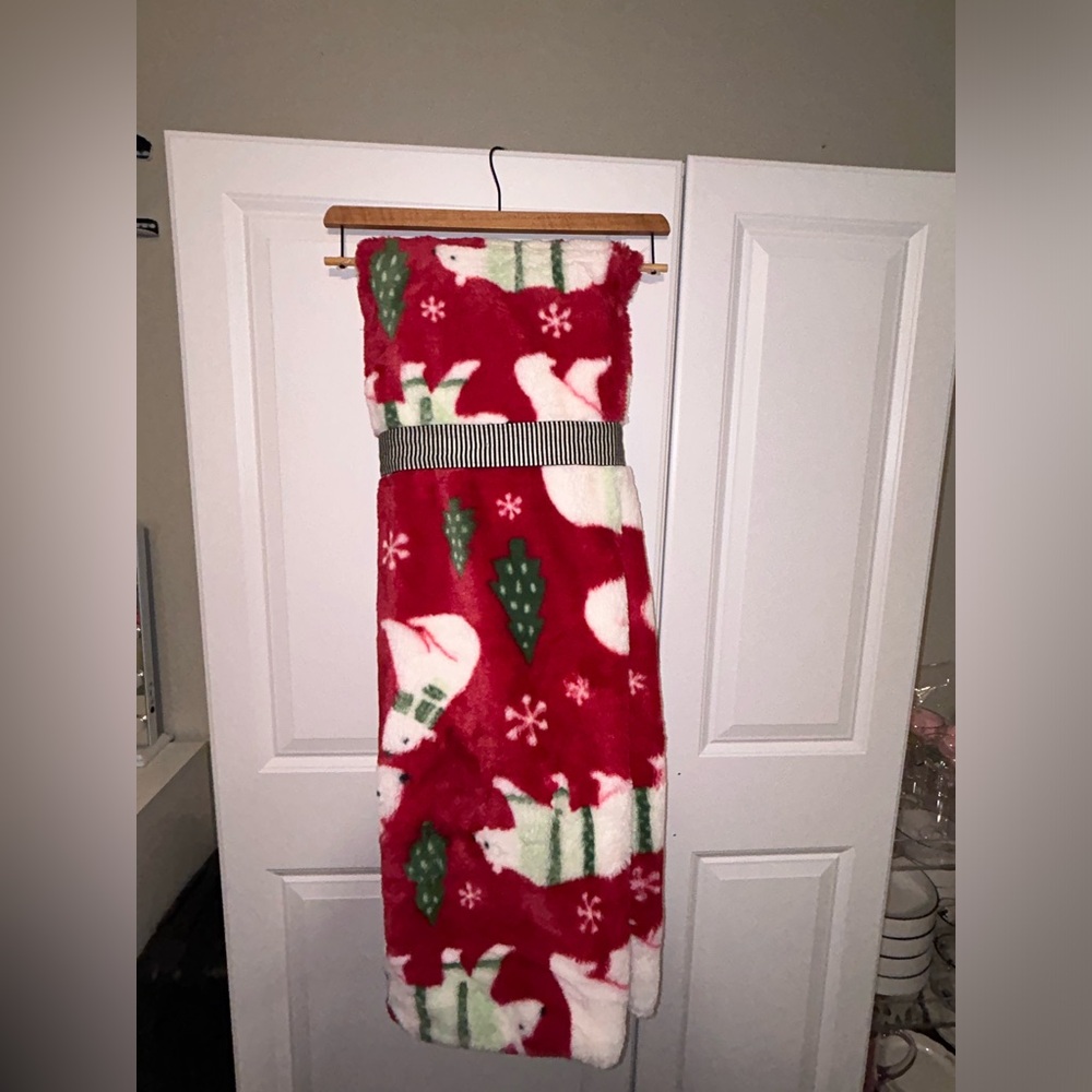 Chelsea and Theodore Home Cozy Throw Polar Bear Blanket